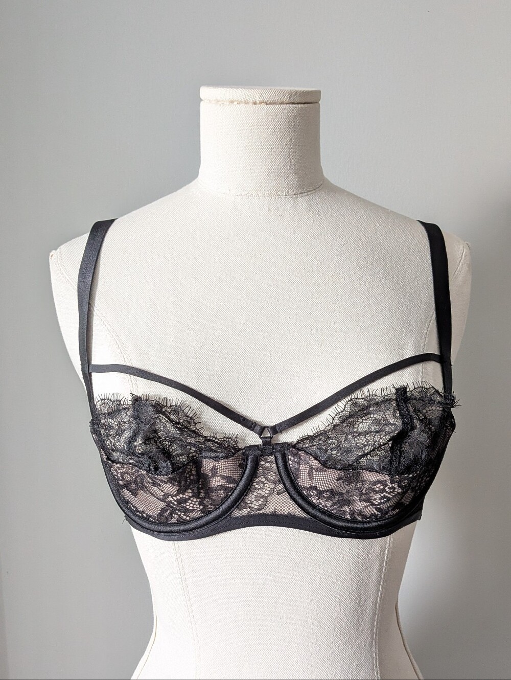Victoria's Secret Very Sexy Black Eyelash Lace Strappy Bra 32B